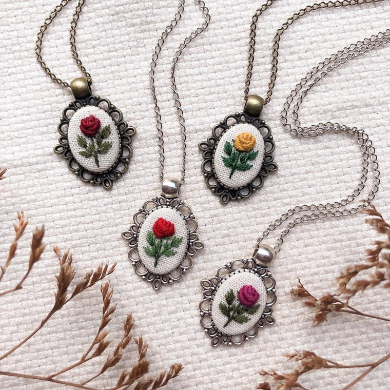 Colares bordados com pequenas rosas delicadas